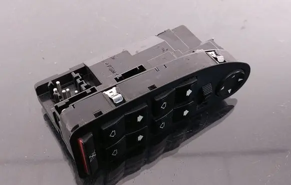 BMW 5 E39 Electric window control switch 8368966