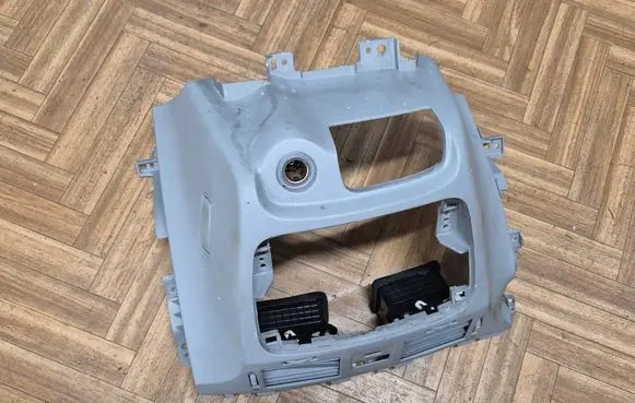 Hyundai Sonata Radio/GPS head unit trim 847603K100