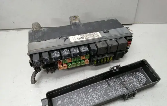 Chrysler 300M Fuse module P05081007AA