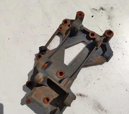 Engine mounting bracket