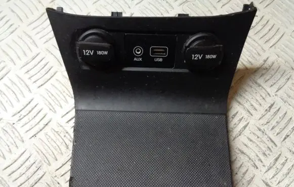 Hyundai i20 (GB IB) USB socket connector 84621C8900