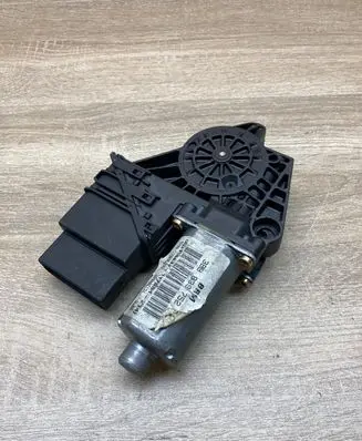 Volkswagen PASSAT B5 Rear door window regulator motor 3B9839752CD 101438203