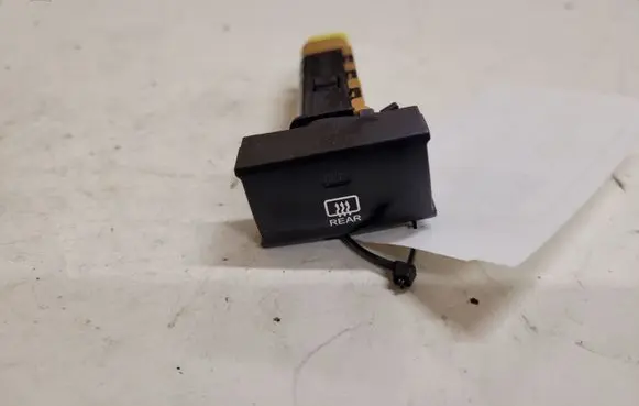 Hyundai Santa Fe Windscreen/window heater switch 621W05010