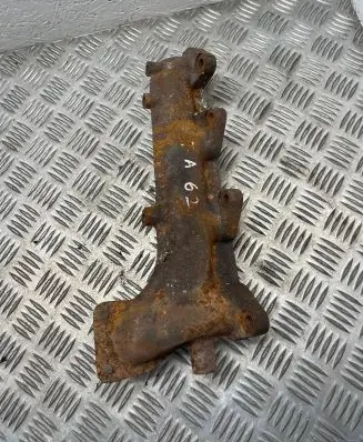 Toyota Avensis T220 Exhaust manifold 27020