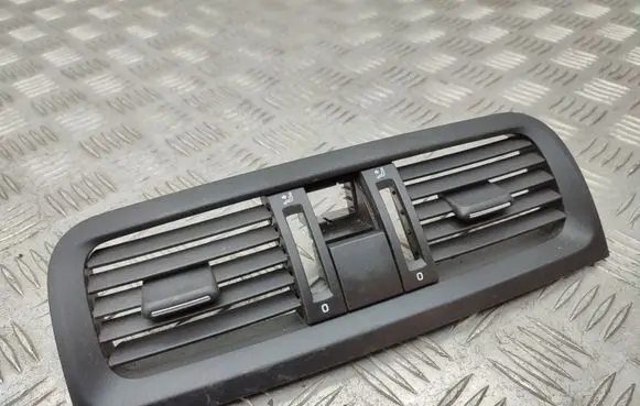 Skoda Fabia Mk2 (5J) Dash center air vent grill 5J0820957