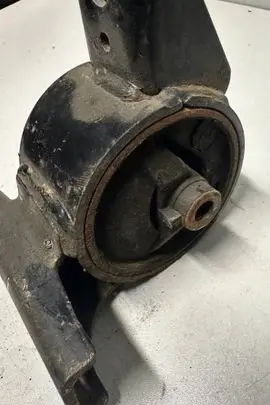 Suzuki Liana Engine mount bracket VNN17