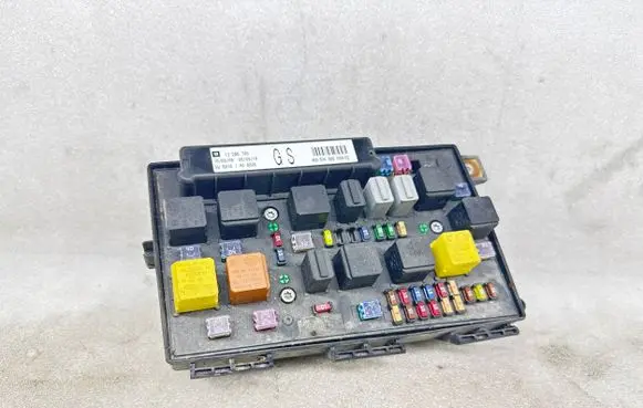 Opel Zafira B Fuse module 13206746 5DK00866852 743381