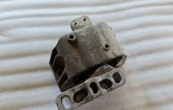 Volkswagen Golf IV Engine mount bracket 1J0199262