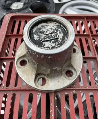 Isuzu Trooper Original wheel cap