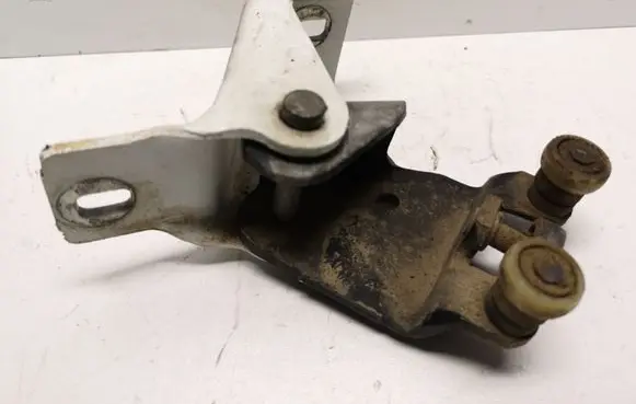 Dacia Dokker Sliding door upper roller guide/hinge 824A65571R