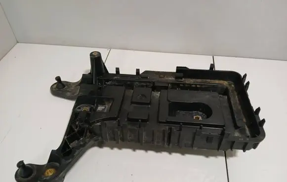 Volkswagen PASSAT CC Battery tray 1K0915333H