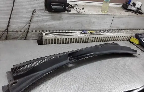 Subaru Legacy Wiper trim