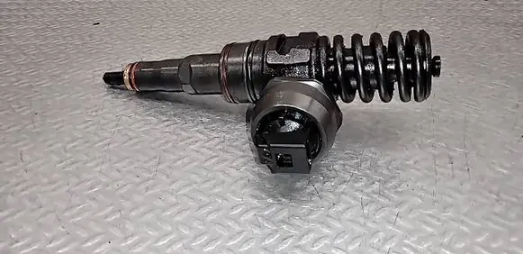 Volkswagen Golf IV Fuel injector 038130073AQ