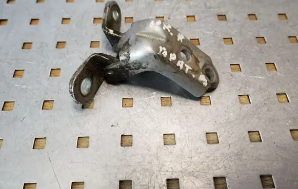 Hyundai Tucson JM Front door lower hinge 