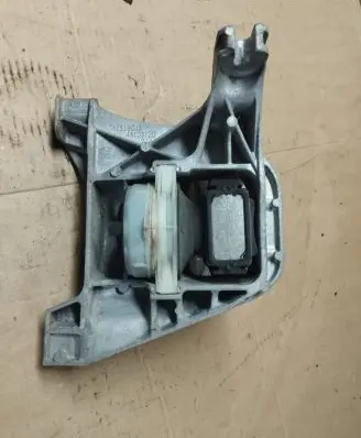 Peugeot 308 Engine mount bracket 4A100160