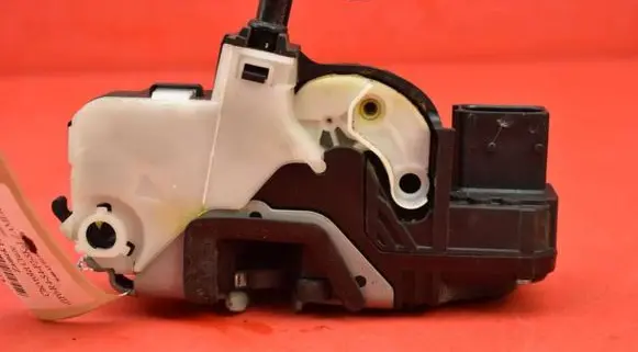 Chevrolet Cruze Front door lock 13503150
