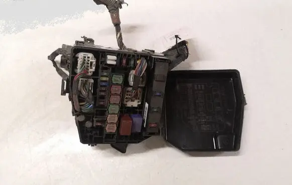 Toyota Yaris Fuse module 8266252301