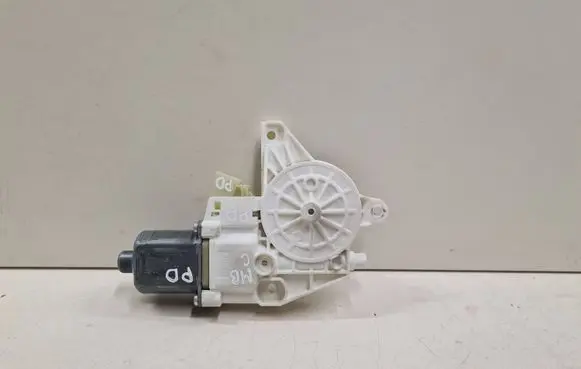 Mercedes-Benz C W204 Front door window regulator motor A2048200242