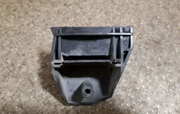 BMW 5 E39 Radiator mount bracket 17111737706