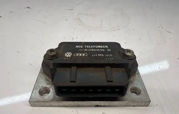 Volkswagen Golf II Ignition amplifier control unit 211905351B