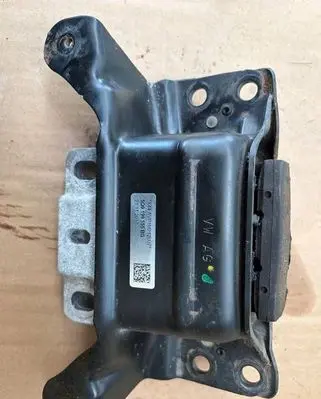 Volkswagen Golf VII Engine mounting bracket