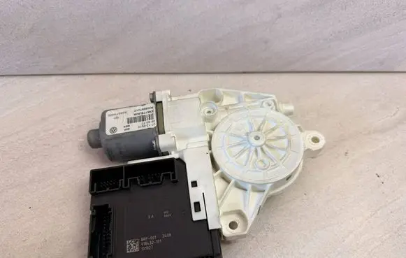 Volkswagen Jetta VI Front door window regulator motor 3C0959793A 3C0959701C