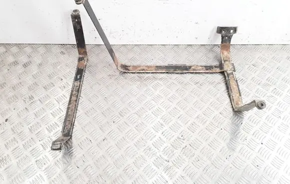 Fuel tank mounting bracket