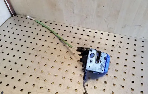 Audi A3 S3 8L Rear door lock 8D0839016A