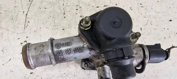 Volkswagen Golf V Engine coolant pipe/hose 038121133A