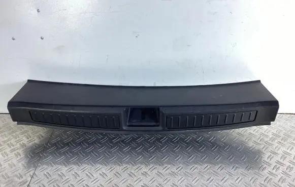 Trunk/boot sill cover protection