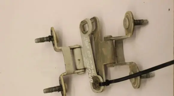 Tailgate/trunk/boot hinge