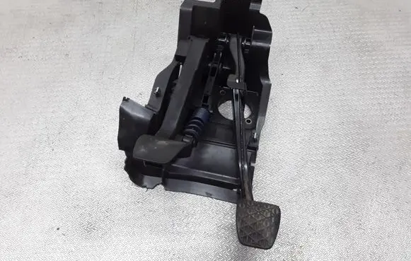 Mercedes-Benz C W203 Pedal assembly A2032903201