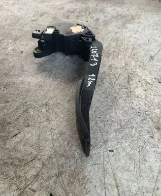 Nissan Juke I F15 Accelerator throttle pedal 180021km0b