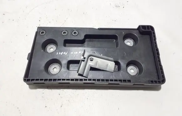 Volkswagen PASSAT B8 Battery bracket 3Q0804869