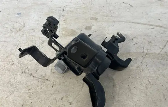 Engine mount vacuum valve