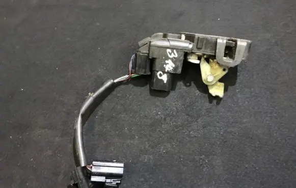 Mitsubishi Carisma Front door lock