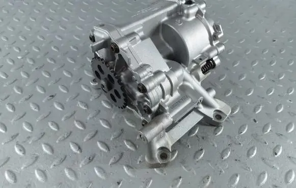 BMW 1 F40 Oil pump 8631810