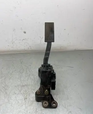Accelerator throttle pedal