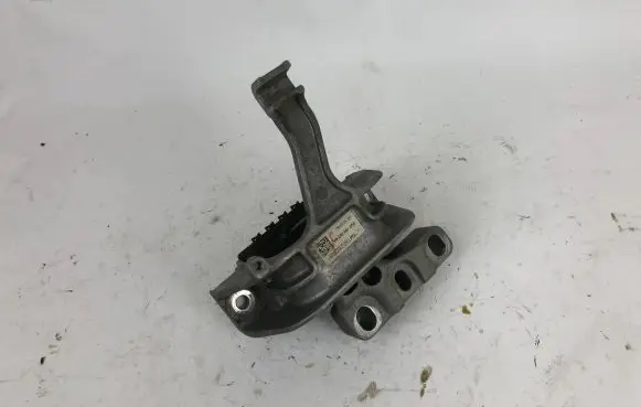 Volkswagen Golf VII Engine mount bracket 5Q0199262BK 12102016 X4TEA6E353200W