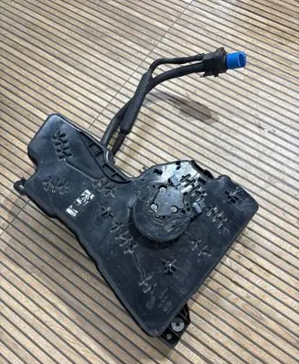 Volkswagen Tiguan AdBlue liquid reservoir 5qs131877