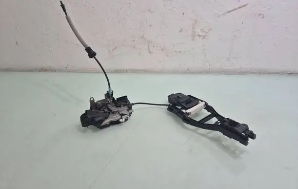 Volvo S60 Front door lock 31349890