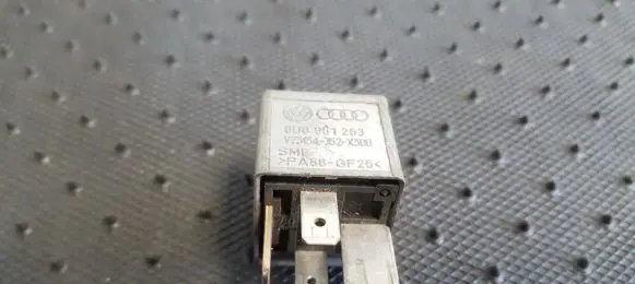 Volkswagen PASSAT B5 Other relay 8D0951253 V23134-J52-X300