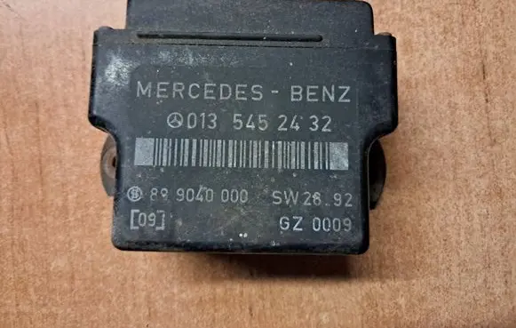 Mercedes-Benz E W124 Glow plug pre-heat relay 0135452432