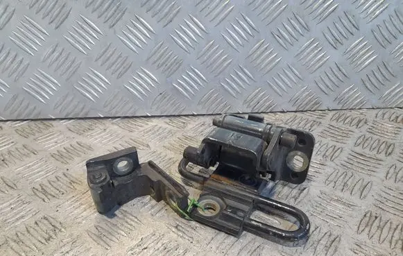 Audi A4 S4 B7 8E 8H Front door upper hinge 8E0831412B
