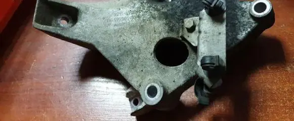 BMW 1 E81 E87 Engine mounting bracket 6775041