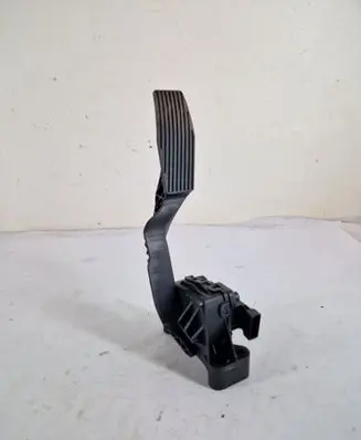 Accelerator throttle pedal