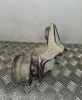 Audi A4 S4 B7 8E 8H Engine mounting bracket 8E0199352N