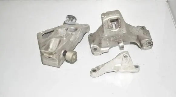 BMW 3 F30 F35 F31 Engine mounting bracket 7810698 6788616 6788615