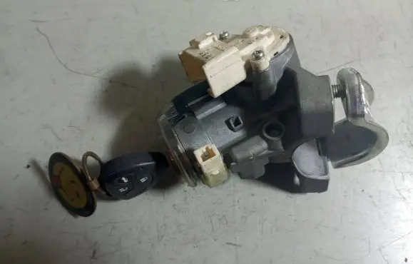 Toyota Avensis T270 Ignition lock 450200203