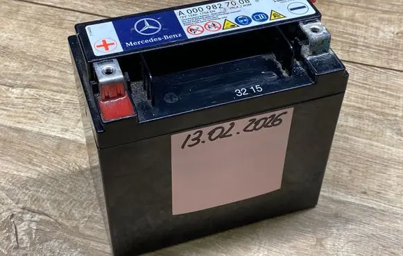 Mercedes-Benz E C207 W207 Car battery A0009827008